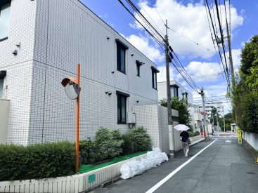 城山通りから少し入った住宅街にあります。