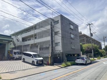 建物の隣はヤマトの営業所です。