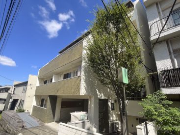 一本道沿いに建つ5階建マンション。