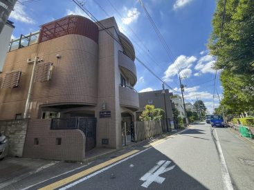 公園の近く、閑静な住宅街です。