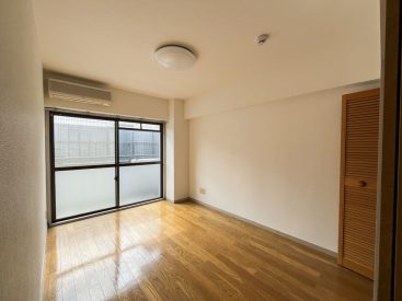 南向きで日当たり良好な洋室。