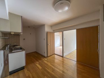 ダイニングから左右にお部屋が分かれています。