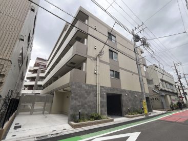 さくら通り商店街沿いの大きいマンション。