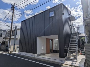 新築の木造住宅。閑静な住宅街に位置しています。