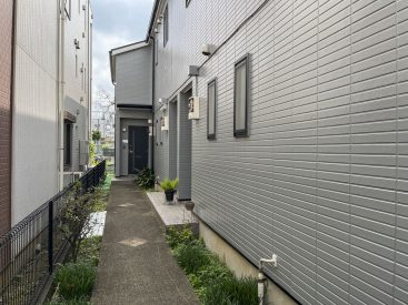 門扉を通ったら、入居者専用の通路。