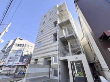 バス通りの角地にある新築マンション。