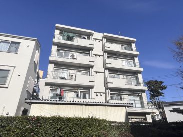 1フロア2世帯の全居室角部屋。