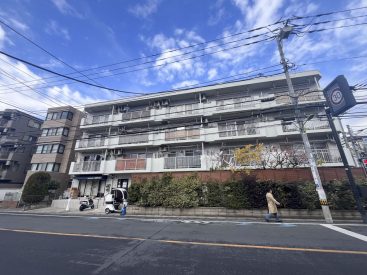 バスの通る旧甲州街道沿いの築古マンション。