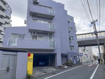 外観です。駅から首都高を越えないあたり。