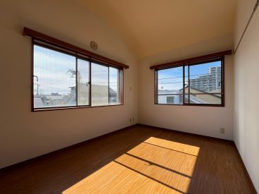 洋室は南と西の二面採光でとても明るい。