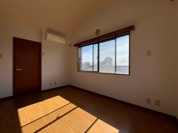 南側の洋室は6.3帖。