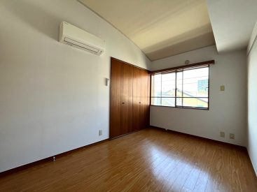 北側の洋室は6.1帖。