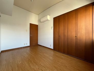 この部屋は天井が少し高い。