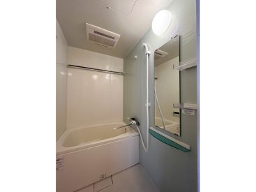 バスルームは追い焚き、浴室乾燥機付き。