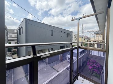 バルコニーは小さめですが、南西の日差しが差し込みます。