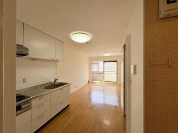 お部屋は2階。1LDKの明るい一室。