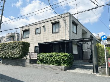 ち着いた住宅街に建つ1990年築の2階建てアパート。