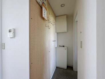 友好ボードが出迎える玄関。上・下の収納は靴箱に。