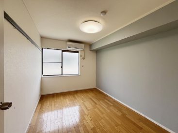 寝室や書斎になる洋室6帖。
