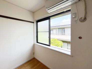 洋室の窓。大きな窓ではありませんが、しっかり日差しを取り込んでくれます。