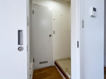 洗濯機置き場と脱衣所。スペース狭めなので収納アイテムを活用して。