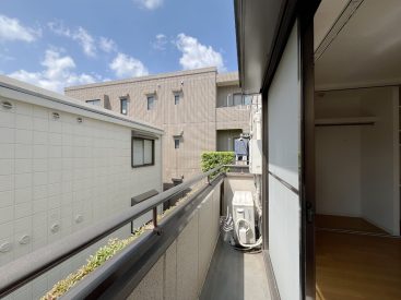 バルコニーは南向き。日差しがたっぷり差し込みます。