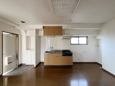 キッチン横には気持ちのいい小窓。洗濯機はキッチンの並びにあります。