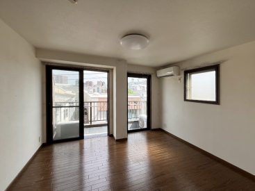 バルコニーのある洋室。大きさは約8帖。