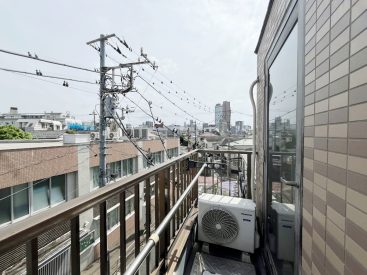 バルコニーには南東の日差しが降り注ぎます。