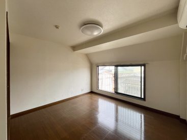 クローゼットのある洋室。大きさは約8帖。