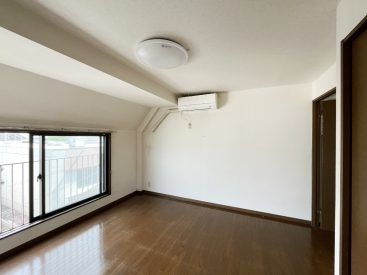 【クローゼットのある洋室】天井が斜めに、窓は足元に。特徴的なこのお部屋です。