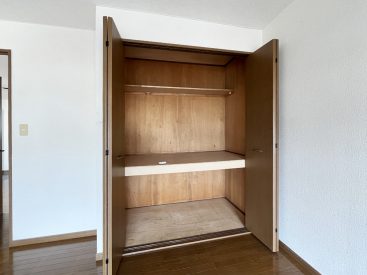 奥行きのある収納。隣の部屋分もたっぷり入ります。