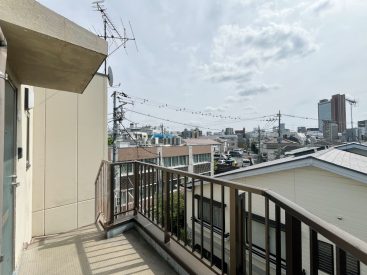玄関を開けると、目の前には三軒茶屋のシンボル・キャロットタワーが。いい景色です。