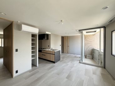 グレーの床・壁にナチュラルな木の存在がある内装。
