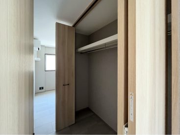 寝室には横に長いクローゼットがひとつ。