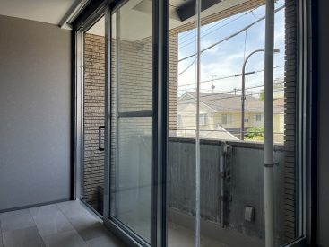 ガラス張りのバルコニー。
