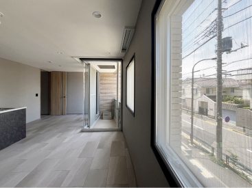 室内は窓面が少しだけカーブしています。柔らかな雰囲気。