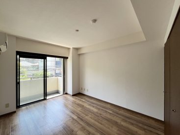 7帖のお部屋。ベランダに出入りできる大きな窓がひとつ。