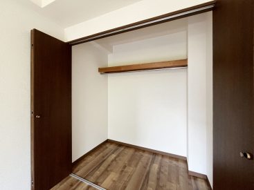 【7帖のお部屋】奥行きのある大きな収納。
