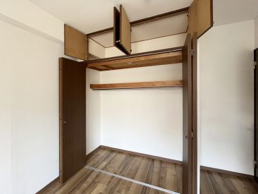 【5.5帖のお部屋】天井まで収納があります。