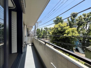 長さのあるバルコニーは洗濯の味方。キッチンと7帖の部屋から出入りできます。