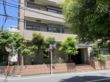 三軒茶屋駅からは徒歩8分。 1991年築の5階建てマンションです。