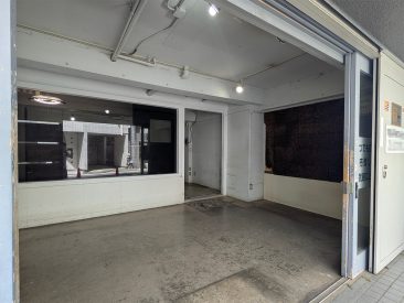 下馬1丁目の路面店舗。三宿通りから少し入ったところにあります。
