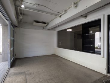 ガラスパーテーションは残置物。