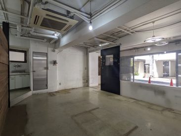 店舗入口は北側道路に面しています。