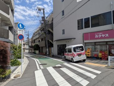 三宿通りのカクヤスのお隣が物件となります。
