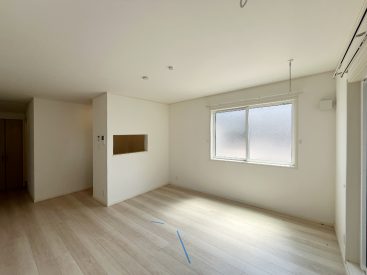 明るいLDK。キッチン合わせ広さは約13.6帖。