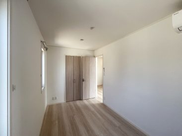 小さめの部屋なので、ベッドをひとつ置いたシンプルな寝室に。