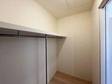 奥行きのあるウォークインクローゼット。たっぷり収納できます。