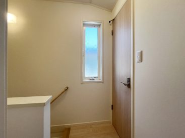 トイレは階段の目の前に。